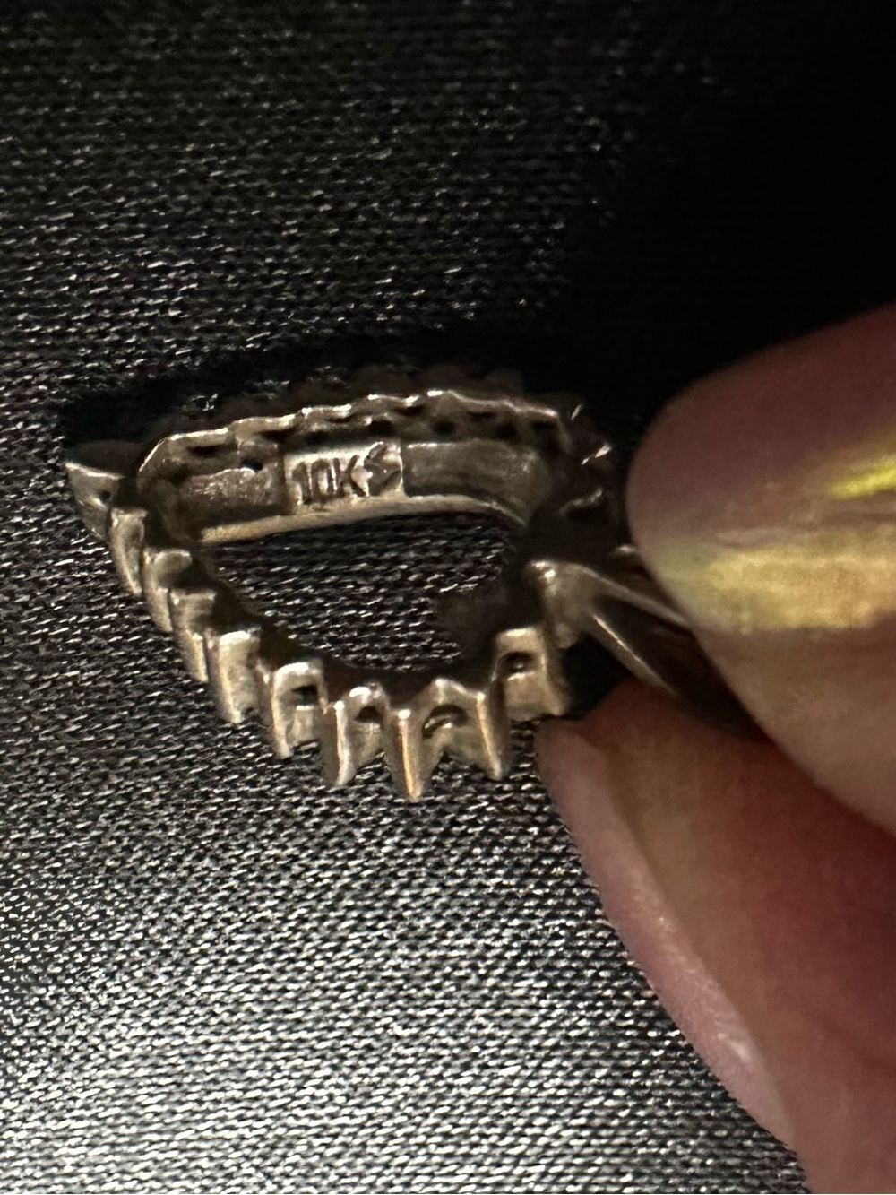 Vintage 10K white gold open-heart pendant with a halo of small diamonds. - Picture 2 of 4
